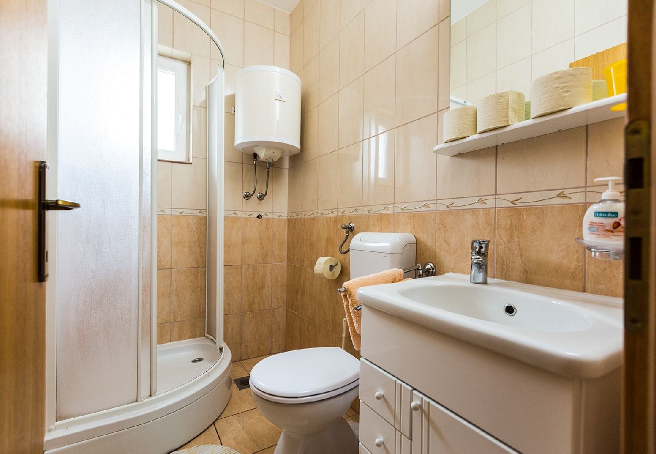 Apartament w Okrug Donji - Apartament w Okrug Donji z Widok na morze, balkon, Klimatyzacja, WIFI (5166-3)