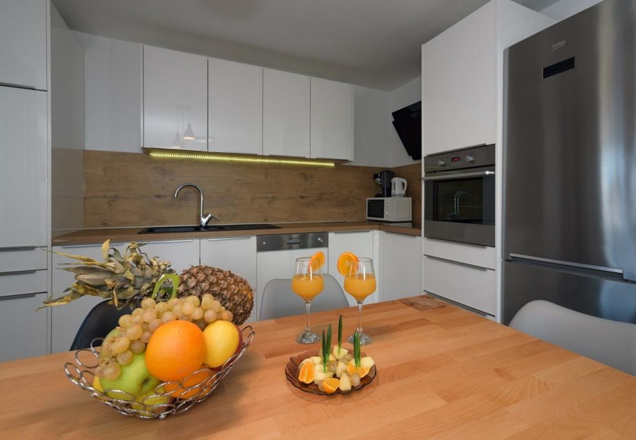 Apartament w Kaštel Kambelovac - Apartament w Kaštel Kambelovac z Widok na morze, Klimatyzacja, WIFI, Pralka (4483-2)