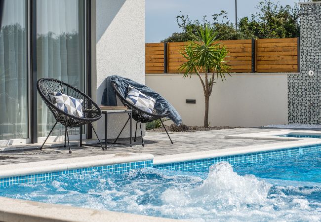 Dom w Bibinje - Domek wypoczynkowy w Bibinje z Widok na morze, balkon, Klimatyzacja, WIFI (5201-1) Dom w Bibinje - Domek wypoczynkowy w Bibinje z Widok na morze, balkon, Klimatyzacja, WIFI (5201-1)