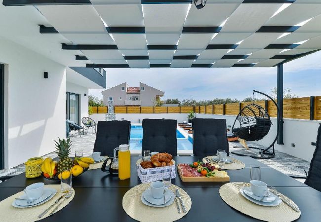 Dom w Bibinje - Domek wypoczynkowy w Bibinje z Widok na morze, balkon, Klimatyzacja, WIFI (5201-1) Dom w Bibinje - Domek wypoczynkowy w Bibinje z Widok na morze, balkon, Klimatyzacja, WIFI (5201-1)