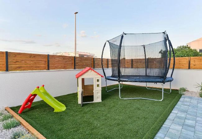 Dom w Bibinje - Domek wypoczynkowy w Bibinje z Widok na morze, balkon, Klimatyzacja, WIFI (5201-1) Dom w Bibinje - Domek wypoczynkowy w Bibinje z Widok na morze, balkon, Klimatyzacja, WIFI (5201-1)