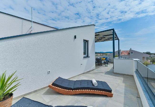 Dom w Bibinje - Domek wypoczynkowy w Bibinje z Widok na morze, balkon, Klimatyzacja, WIFI (5201-1) Dom w Bibinje - Domek wypoczynkowy w Bibinje z Widok na morze, balkon, Klimatyzacja, WIFI (5201-1)