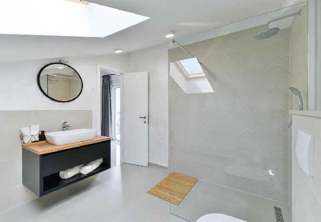 Dom w Bibinje - Domek wypoczynkowy w Bibinje z Widok na morze, balkon, Klimatyzacja, WIFI (5201-1) Dom w Bibinje - Domek wypoczynkowy w Bibinje z Widok na morze, balkon, Klimatyzacja, WIFI (5201-1)