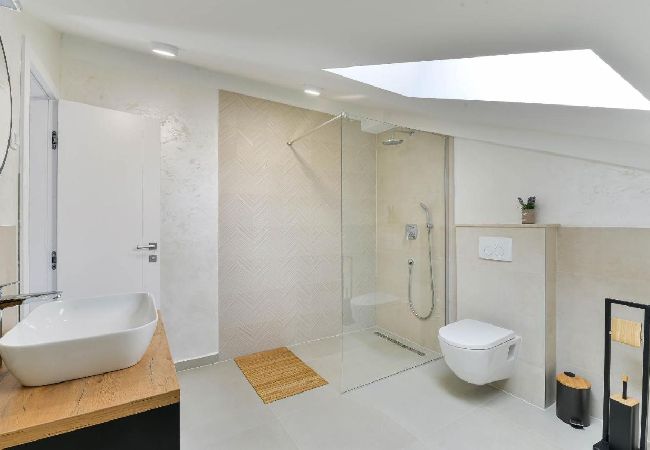 Dom w Bibinje - Domek wypoczynkowy w Bibinje z Widok na morze, balkon, Klimatyzacja, WIFI (5201-1) Dom w Bibinje - Domek wypoczynkowy w Bibinje z Widok na morze, balkon, Klimatyzacja, WIFI (5201-1)
