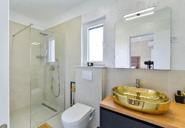 Dom w Bibinje - Domek wypoczynkowy w Bibinje z Widok na morze, balkon, Klimatyzacja, WIFI (5201-1) Dom w Bibinje - Domek wypoczynkowy w Bibinje z Widok na morze, balkon, Klimatyzacja, WIFI (5201-1)