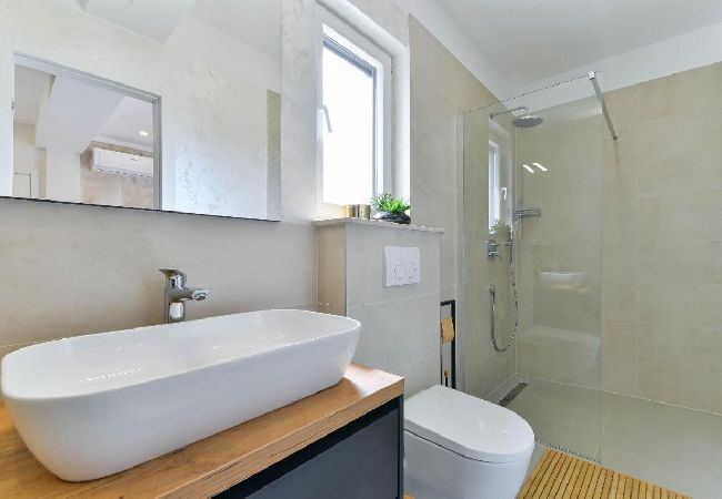 Dom w Bibinje - Domek wypoczynkowy w Bibinje z Widok na morze, balkon, Klimatyzacja, WIFI (5201-1) Dom w Bibinje - Domek wypoczynkowy w Bibinje z Widok na morze, balkon, Klimatyzacja, WIFI (5201-1)