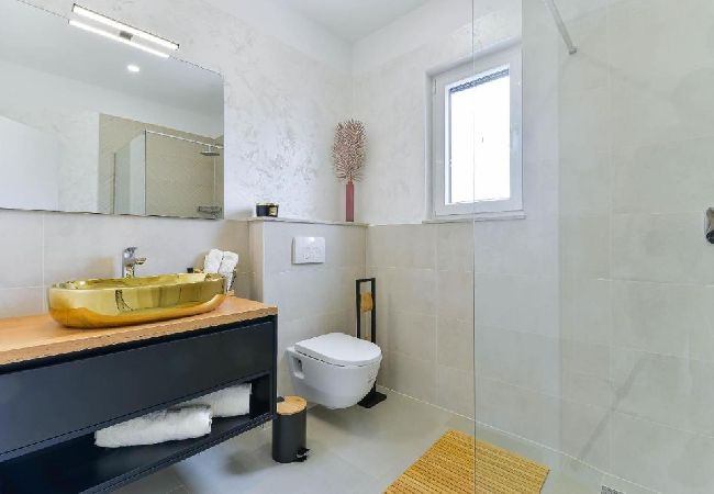 Dom w Bibinje - Domek wypoczynkowy w Bibinje z Widok na morze, balkon, Klimatyzacja, WIFI (5201-1) Dom w Bibinje - Domek wypoczynkowy w Bibinje z Widok na morze, balkon, Klimatyzacja, WIFI (5201-1)
