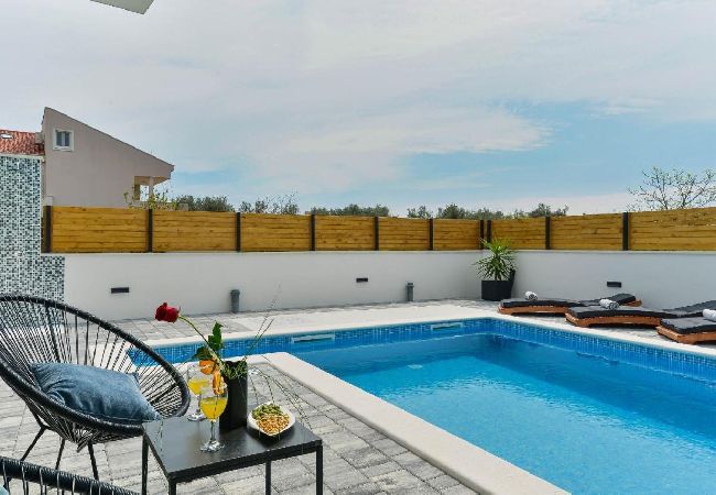 Dom w Bibinje - Domek wypoczynkowy w Bibinje z Widok na morze, balkon, Klimatyzacja, WIFI (5201-1) Dom w Bibinje - Domek wypoczynkowy w Bibinje z Widok na morze, balkon, Klimatyzacja, WIFI (5201-1)