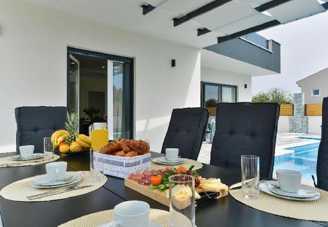 Dom w Bibinje - Domek wypoczynkowy w Bibinje z Widok na morze, balkon, Klimatyzacja, WIFI (5201-1) Dom w Bibinje - Domek wypoczynkowy w Bibinje z Widok na morze, balkon, Klimatyzacja, WIFI (5201-1)
