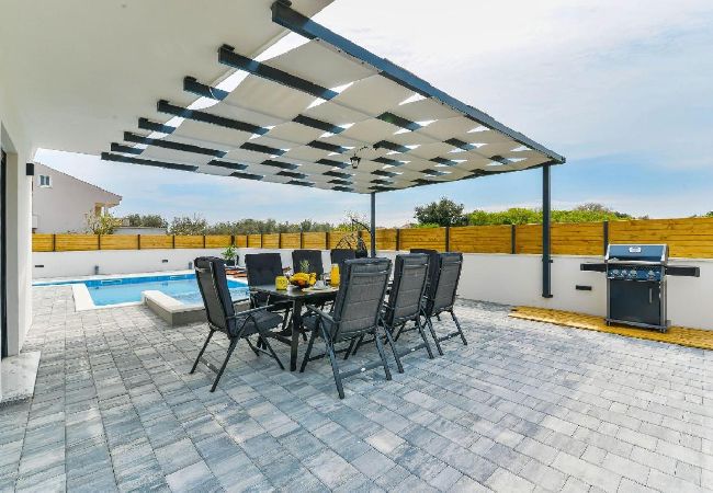 Dom w Bibinje - Domek wypoczynkowy w Bibinje z Widok na morze, balkon, Klimatyzacja, WIFI (5201-1) Dom w Bibinje - Domek wypoczynkowy w Bibinje z Widok na morze, balkon, Klimatyzacja, WIFI (5201-1)