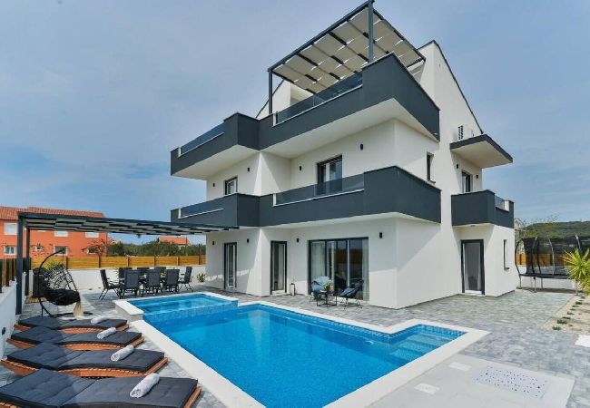 Dom w Bibinje - Domek wypoczynkowy w Bibinje z Widok na morze, balkon, Klimatyzacja, WIFI (5201-1) Dom w Bibinje - Domek wypoczynkowy w Bibinje z Widok na morze, balkon, Klimatyzacja, WIFI (5201-1)