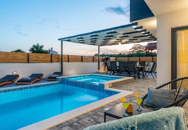 Dom w Bibinje - Domek wypoczynkowy w Bibinje z Widok na morze, balkon, Klimatyzacja, WIFI (5201-1) Dom w Bibinje - Domek wypoczynkowy w Bibinje z Widok na morze, balkon, Klimatyzacja, WIFI (5201-1)
