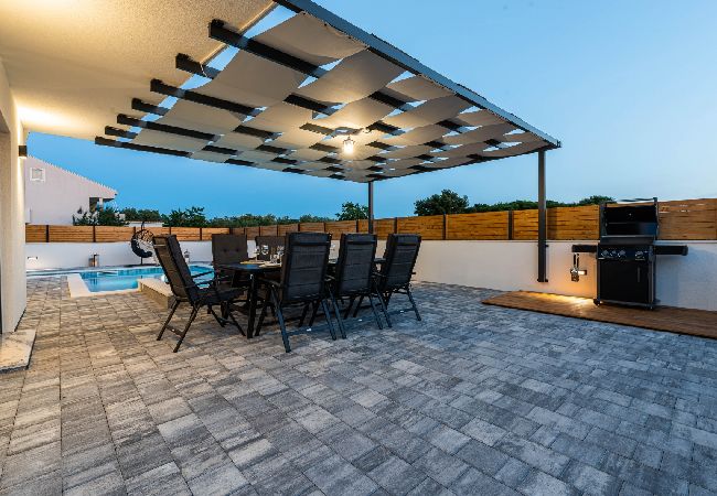 Dom w Bibinje - Domek wypoczynkowy w Bibinje z Widok na morze, balkon, Klimatyzacja, WIFI (5201-1) Dom w Bibinje - Domek wypoczynkowy w Bibinje z Widok na morze, balkon, Klimatyzacja, WIFI (5201-1)
