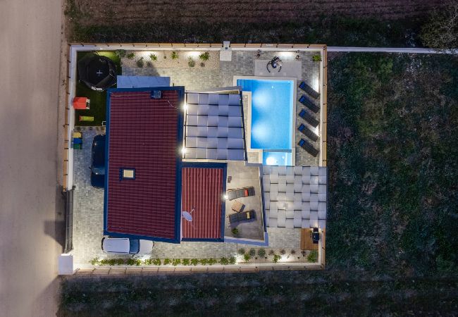 Dom w Bibinje - Domek wypoczynkowy w Bibinje z Widok na morze, balkon, Klimatyzacja, WIFI (5201-1) Dom w Bibinje - Domek wypoczynkowy w Bibinje z Widok na morze, balkon, Klimatyzacja, WIFI (5201-1)