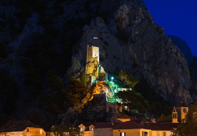 Dom w Omiš - Domek wypoczynkowy w Omiš z taras, Klimatyzacja, WIFI, Pralka (5202-1) Dom w Omiš - Domek wypoczynkowy w Omiš z taras, Klimatyzacja, WIFI, Pralka (5202-1)