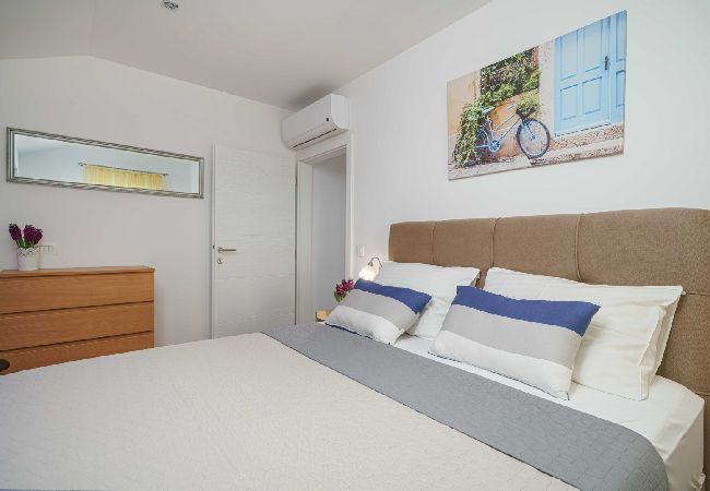 Apartament w Vodice - Apartament w Vodice z Widok na morze, balkon, Klimatyzacja, WIFI (82-2) Apartament w Vodice - Apartament w Vodice z Widok na morze, balkon, Klimatyzacja, WIFI (82-2)