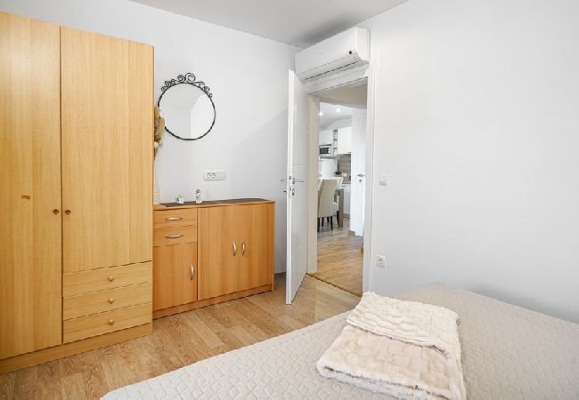 Apartament w Vodice - Apartament w Vodice z Widok na morze, balkon, Klimatyzacja, WIFI (82-2) Apartament w Vodice - Apartament w Vodice z Widok na morze, balkon, Klimatyzacja, WIFI (82-2)