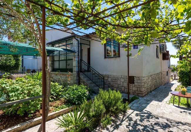 Apartament w Porec - Ferienwohnung in Poreč mit Balkon, Klimaanlage, W-LAN, Waschmaschine (5203-1) Apartament w Porec - Ferienwohnung in Poreč mit Balkon, Klimaanlage, W-LAN, Waschmaschine (5203-1)