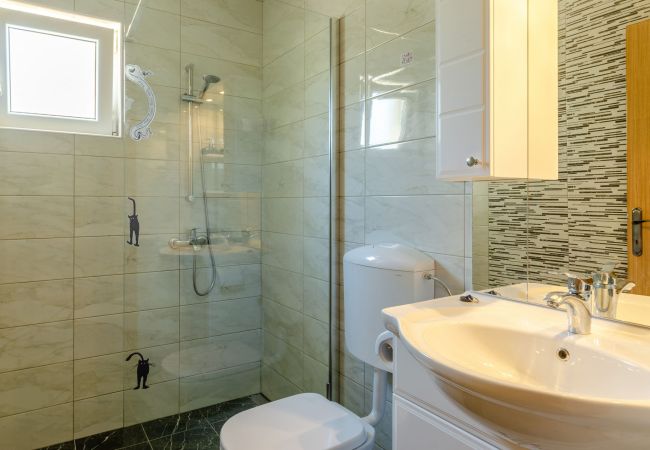 Apartament w Karbuni - Apartament w Karbuni z Widok na morze, taras, Klimatyzacja, WIFI (3609-5) Apartament w Karbuni - Apartament w Karbuni z Widok na morze, taras, Klimatyzacja, WIFI (3609-5)