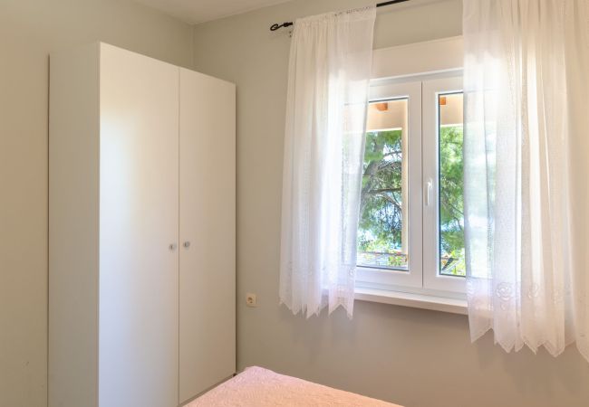 Apartament w Karbuni - Apartament w Karbuni z Widok na morze, taras, Klimatyzacja, WIFI (3609-5) Apartament w Karbuni - Apartament w Karbuni z Widok na morze, taras, Klimatyzacja, WIFI (3609-5)