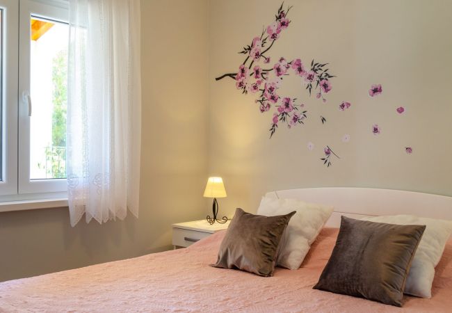 Apartament w Karbuni - Apartament w Karbuni z Widok na morze, taras, Klimatyzacja, WIFI (3609-5) Apartament w Karbuni - Apartament w Karbuni z Widok na morze, taras, Klimatyzacja, WIFI (3609-5)