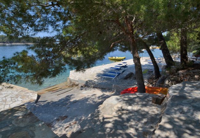 Apartament w Karbuni - Apartament w Karbuni z Widok na morze, taras, Klimatyzacja, WIFI (3609-5) Apartament w Karbuni - Apartament w Karbuni z Widok na morze, taras, Klimatyzacja, WIFI (3609-5)