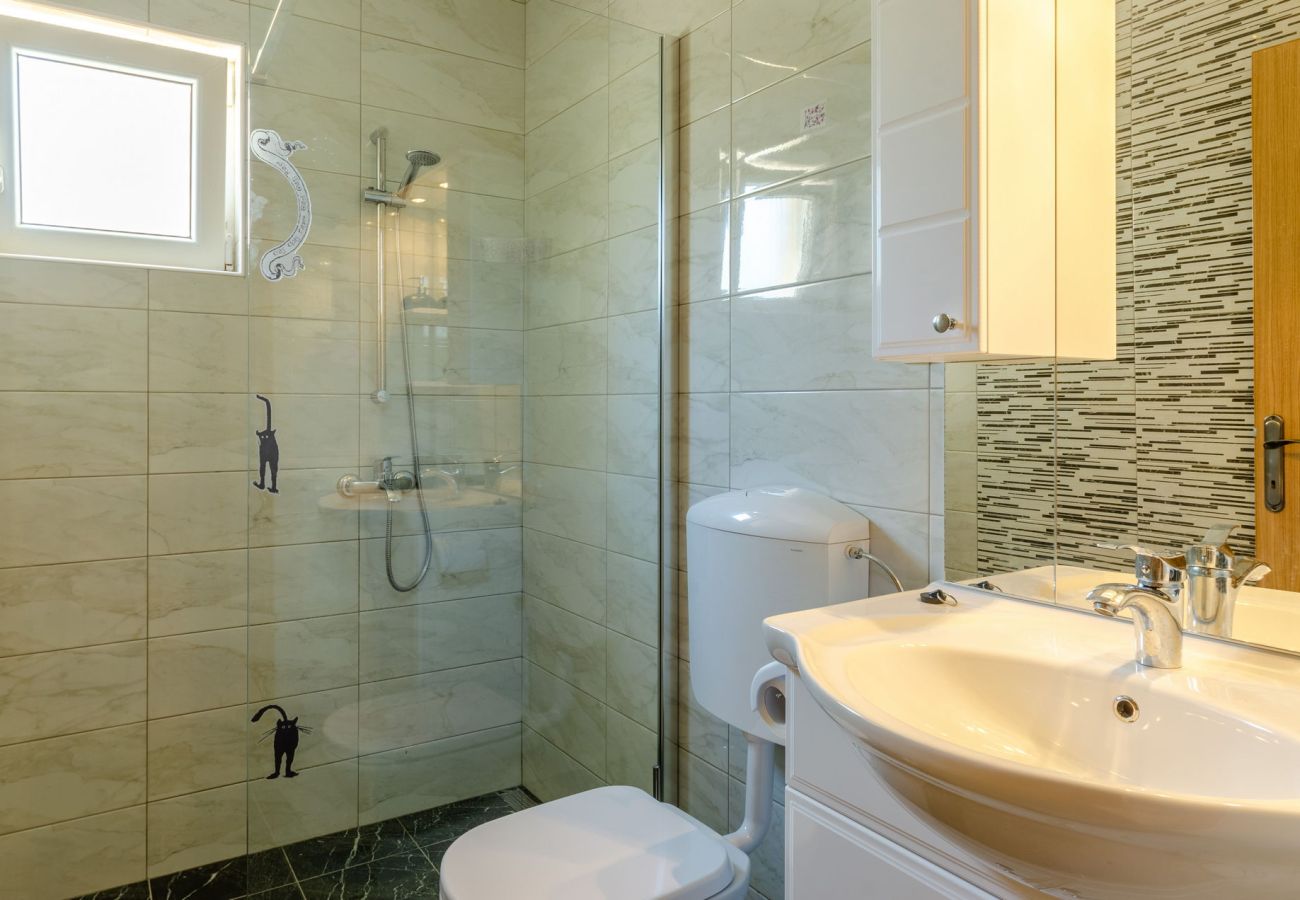 Apartament w Karbuni - Apartament w Karbuni z Widok na morze, taras, Klimatyzacja, WIFI (3609-5)