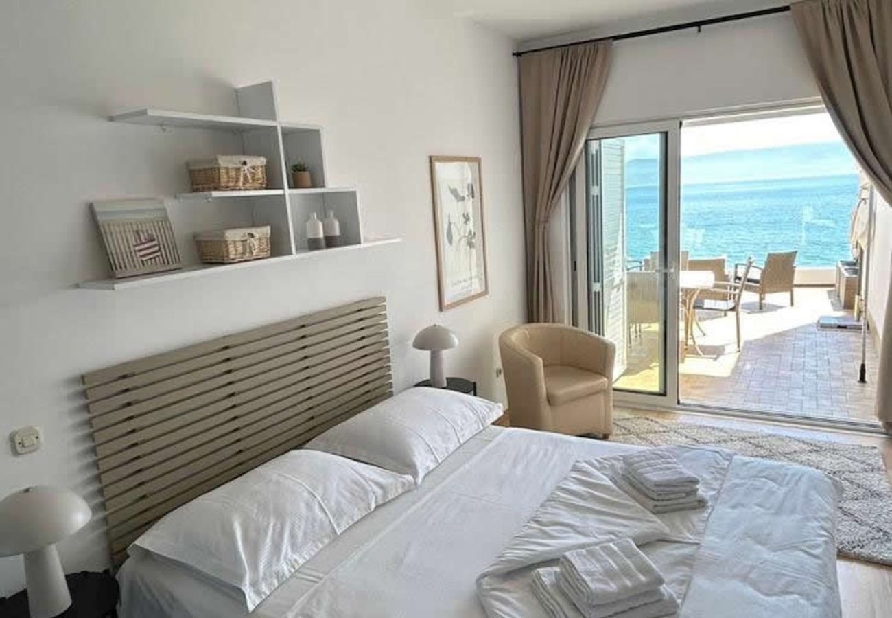 Apartament w Duce - Apartament bezpośrednio przy piaszczystej plaży z widokiem na morze, balkonem, klimatyzacją i Wi-Fi