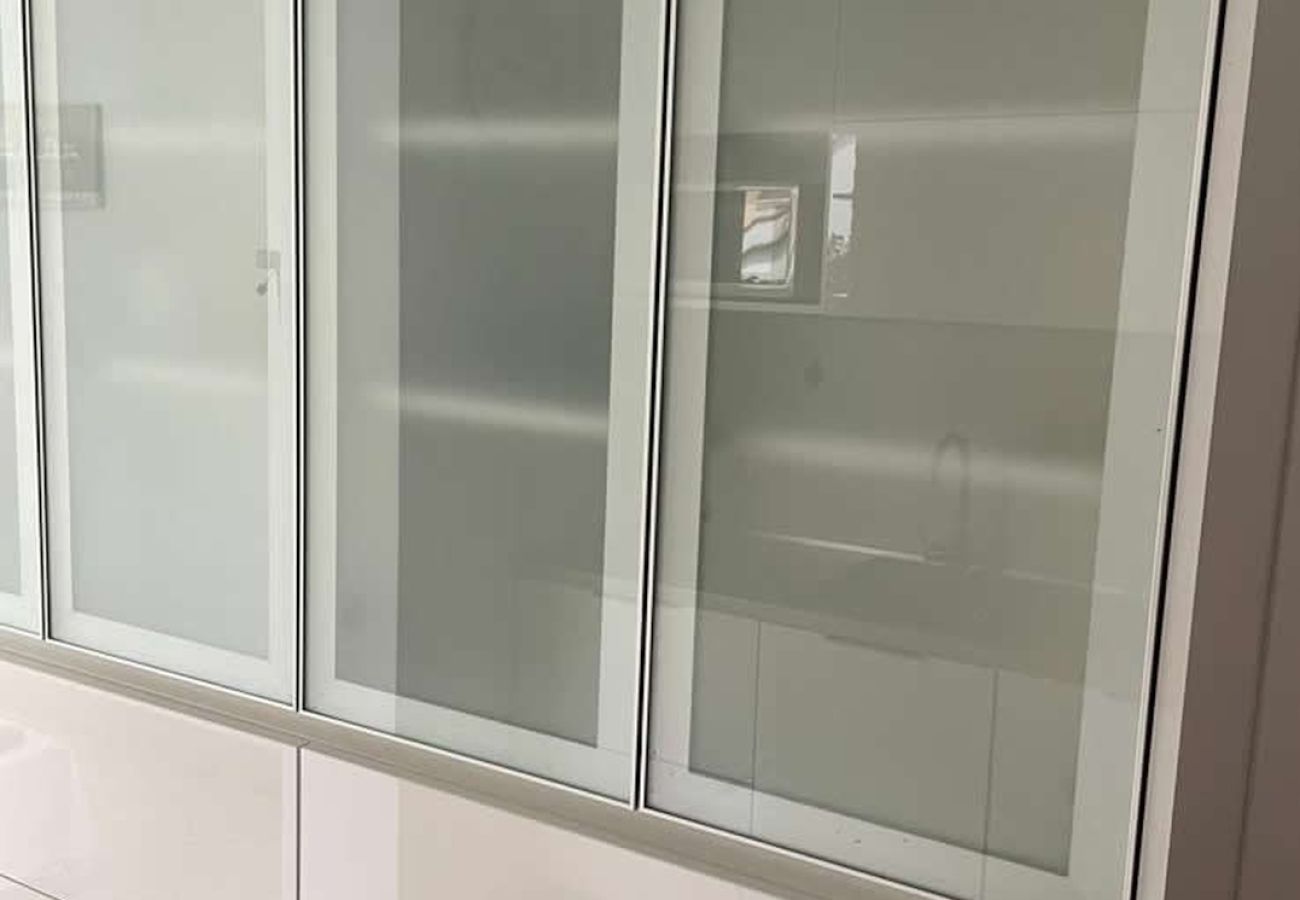 Apartament w Duce - Apartament bezpośrednio przy piaszczystej plaży z widokiem na morze, balkonem, klimatyzacją i Wi-Fi