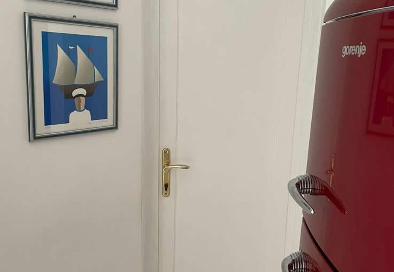 Apartament w Duce - Apartament bezpośrednio przy piaszczystej plaży z widokiem na morze, balkonem, klimatyzacją i Wi-Fi
