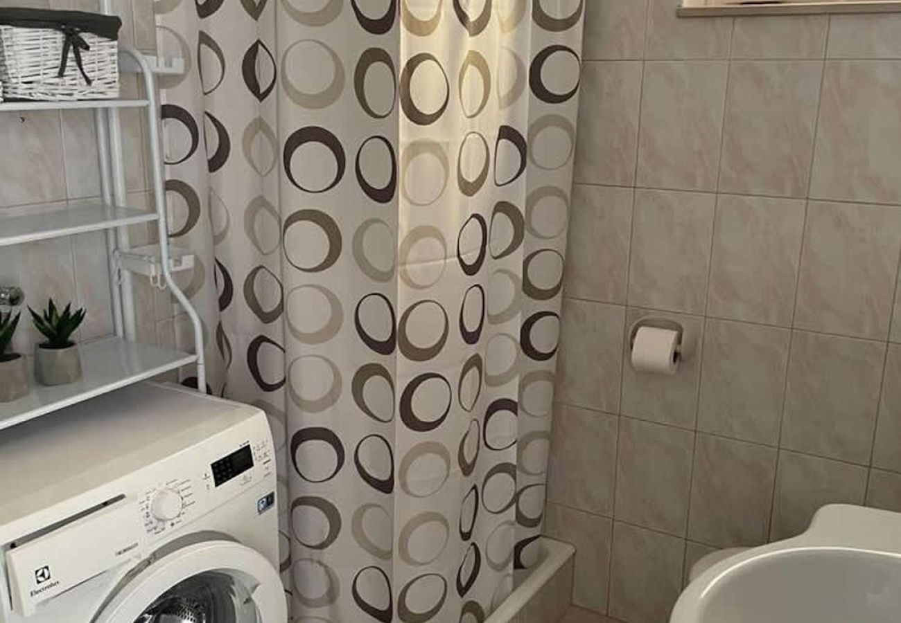 Apartament w Duce - Apartament bezpośrednio przy piaszczystej plaży z widokiem na morze, balkonem, klimatyzacją i Wi-Fi