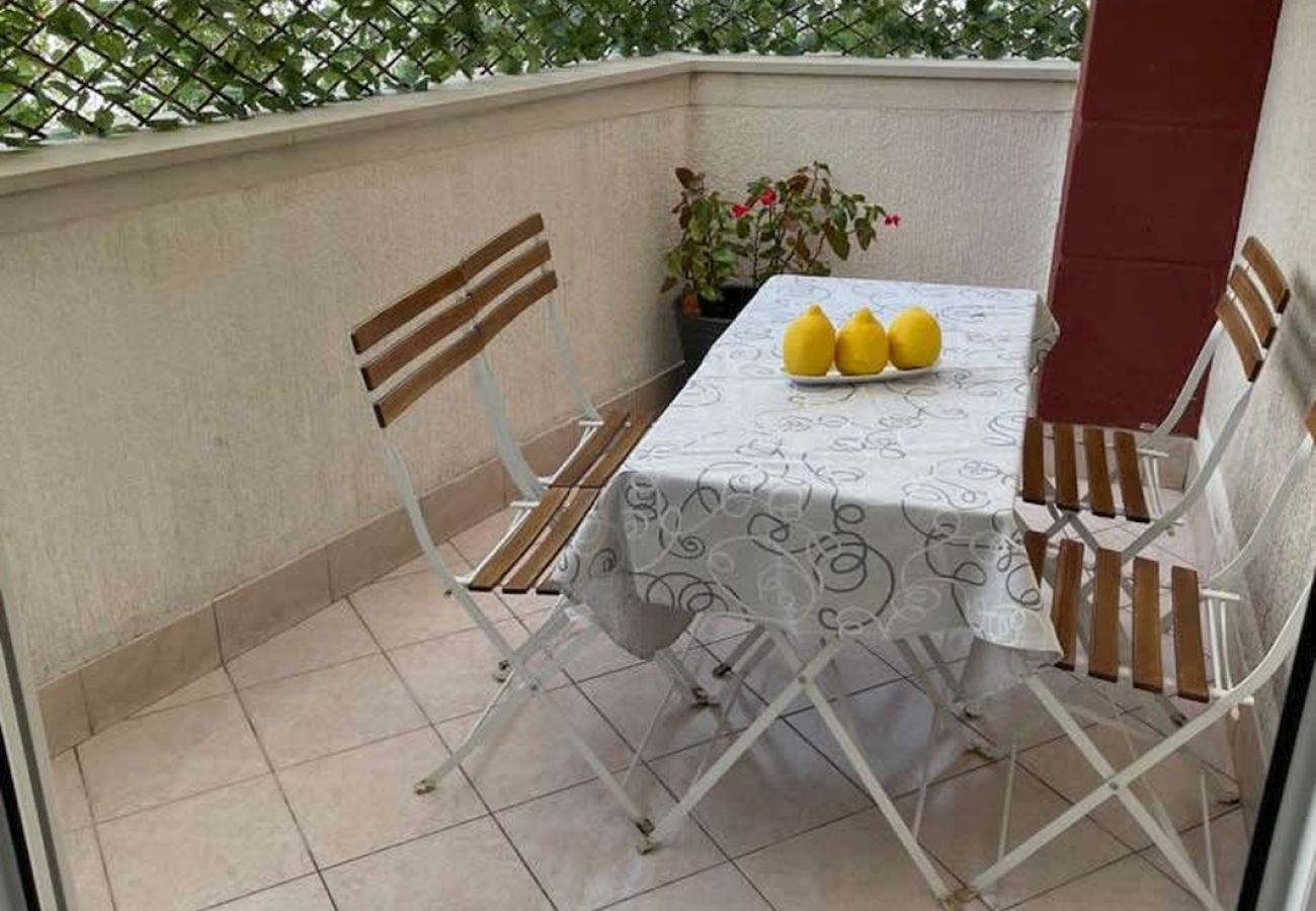 Apartament w Duce - Apartament bezpośrednio przy piaszczystej plaży z widokiem na morze, balkonem, klimatyzacją i Wi-Fi