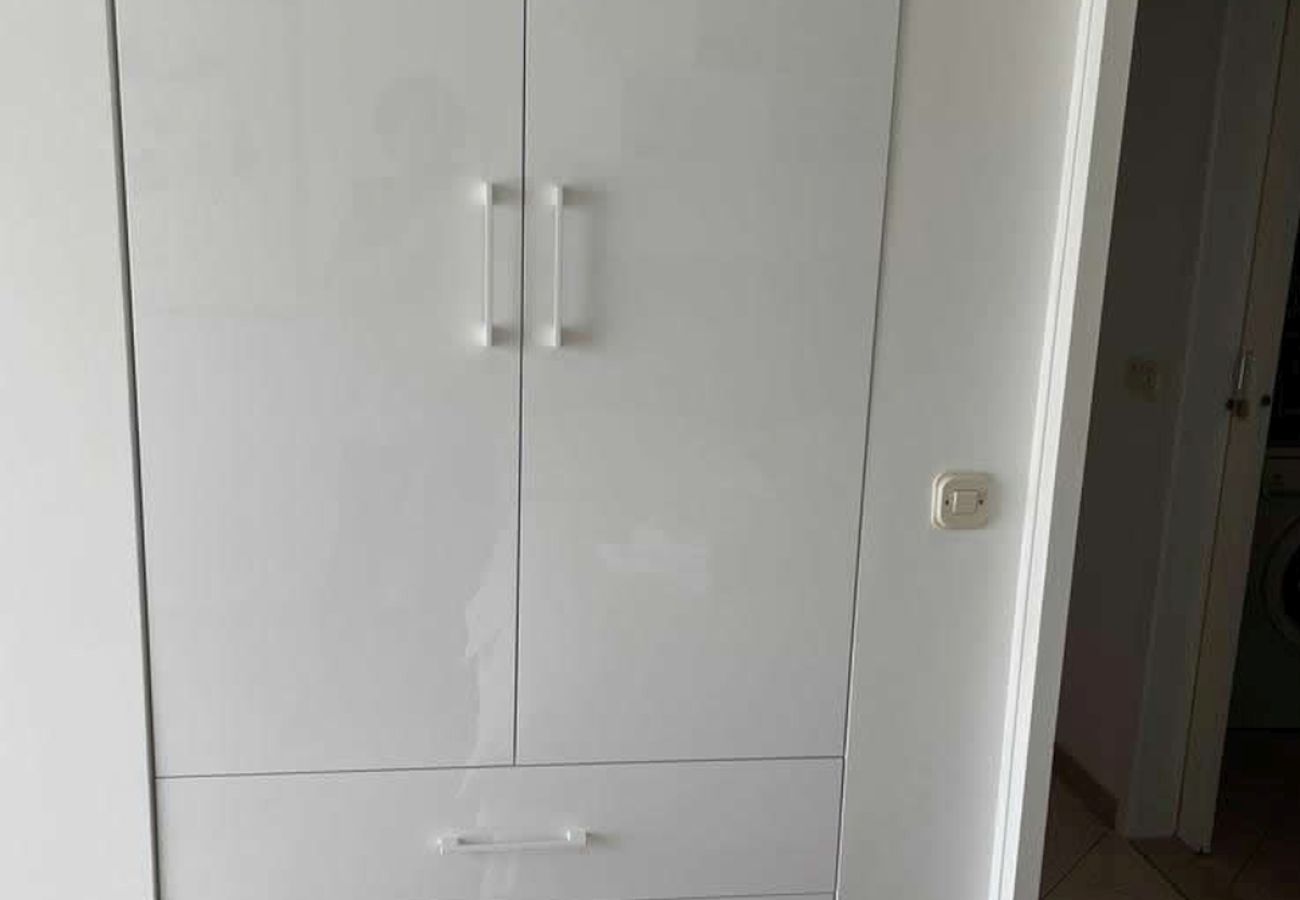 Apartament w Duce - Apartament bezpośrednio przy piaszczystej plaży z widokiem na morze, balkonem, klimatyzacją i Wi-Fi