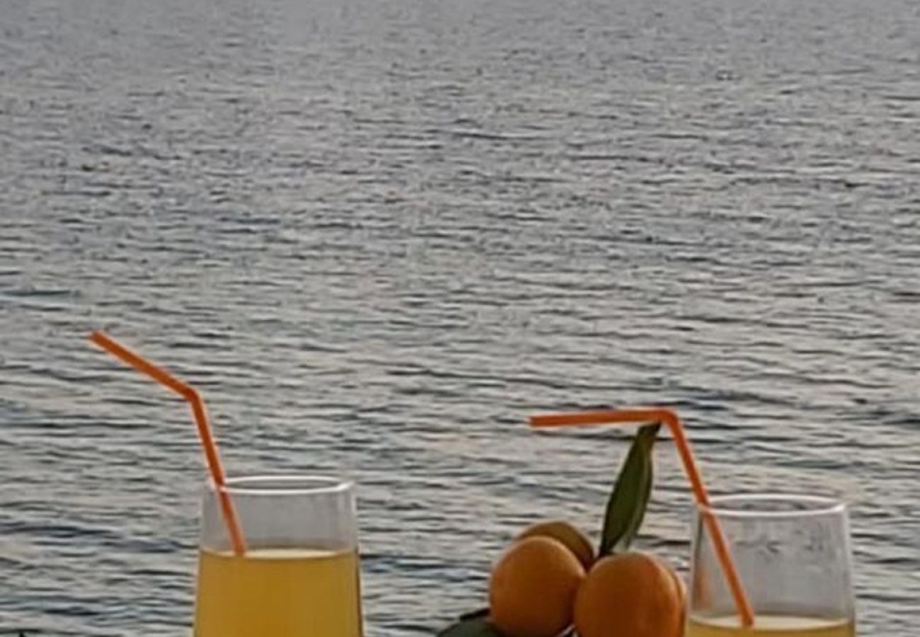 Apartament w Duce - Apartament bezpośrednio przy piaszczystej plaży z widokiem na morze, balkonem, klimatyzacją i Wi-Fi
