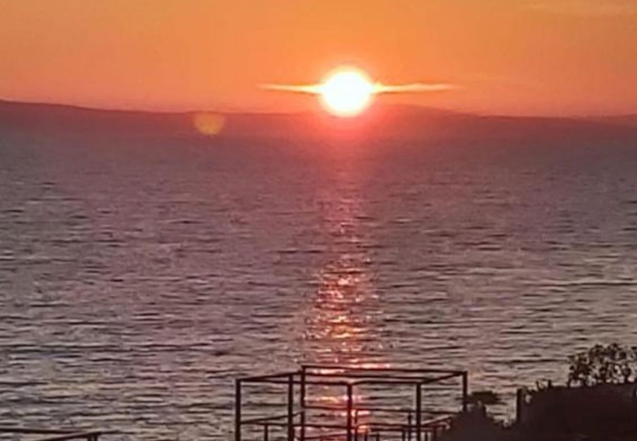 Apartament w Duce - Apartament bezpośrednio przy piaszczystej plaży z widokiem na morze, balkonem, klimatyzacją i Wi-Fi