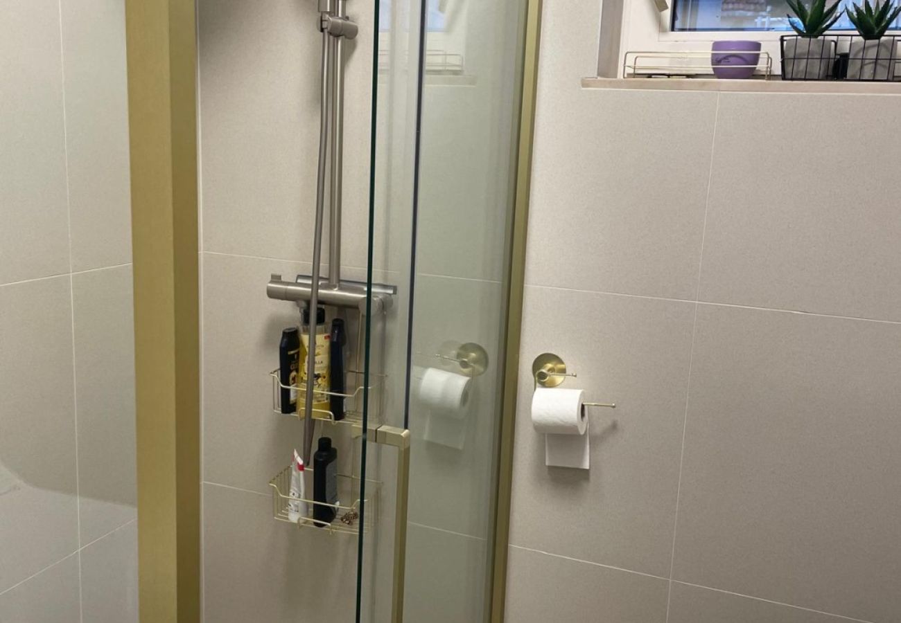 Apartament w Duce - Apartament bezpośrednio przy piaszczystej plaży z widokiem na morze, balkonem, klimatyzacją i Wi-Fi