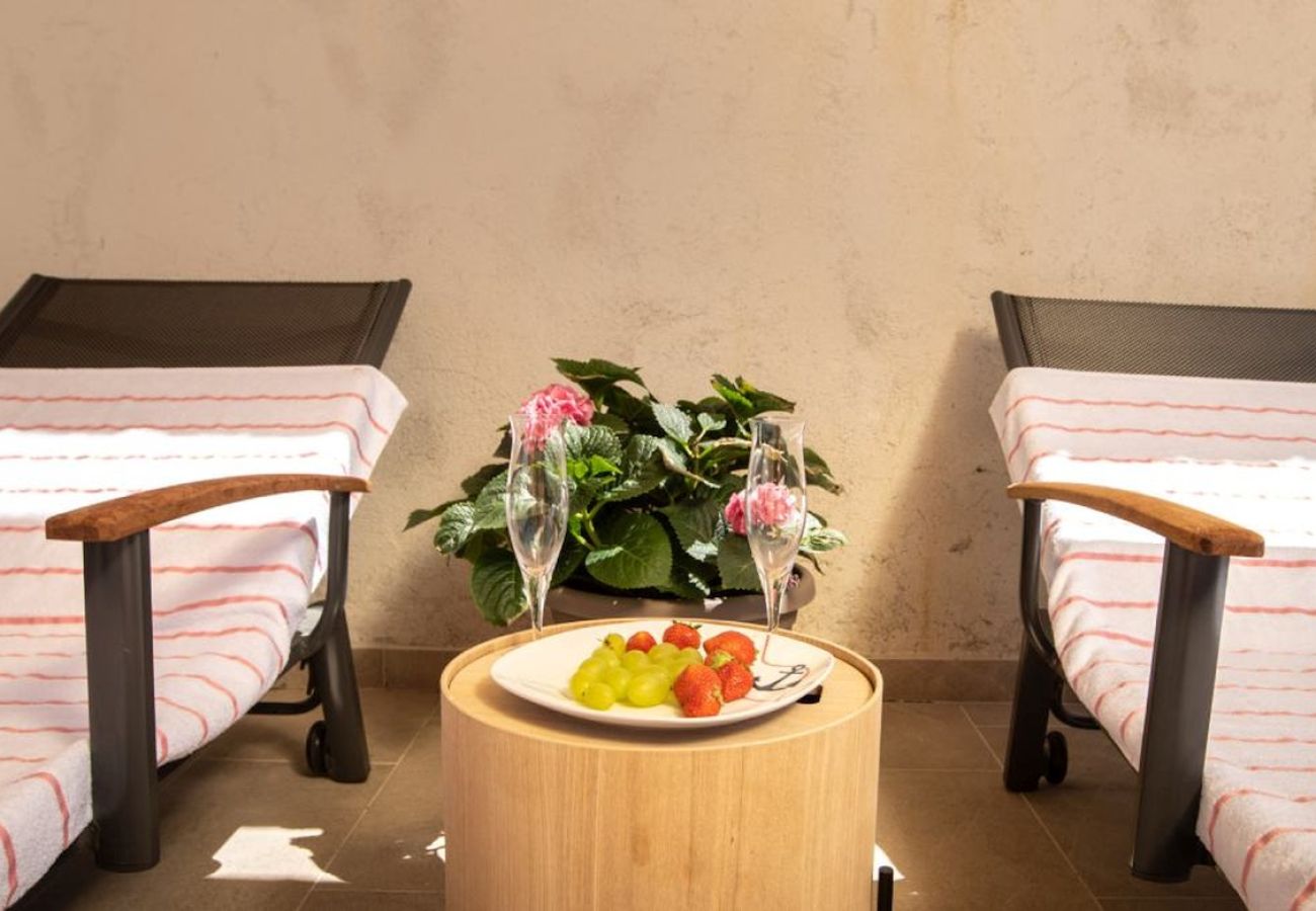 Dom w Mundanije - Dom wakacyjny w Mundanije z ogrodem, jacuzzi, tarasem, klimatyzacją i pralką (5238-1)