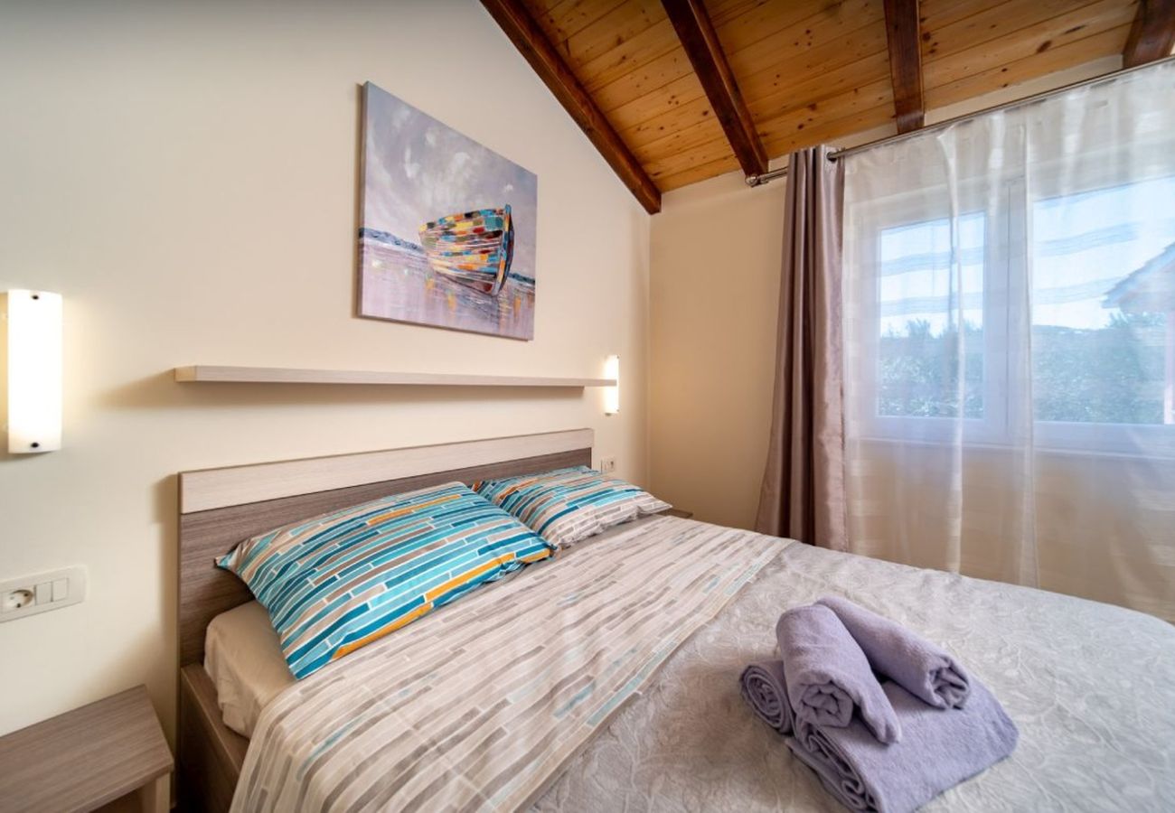 Dom w Mundanije - Dom wakacyjny w Mundanije z ogrodem, jacuzzi, tarasem, klimatyzacją i pralką (5238-1)