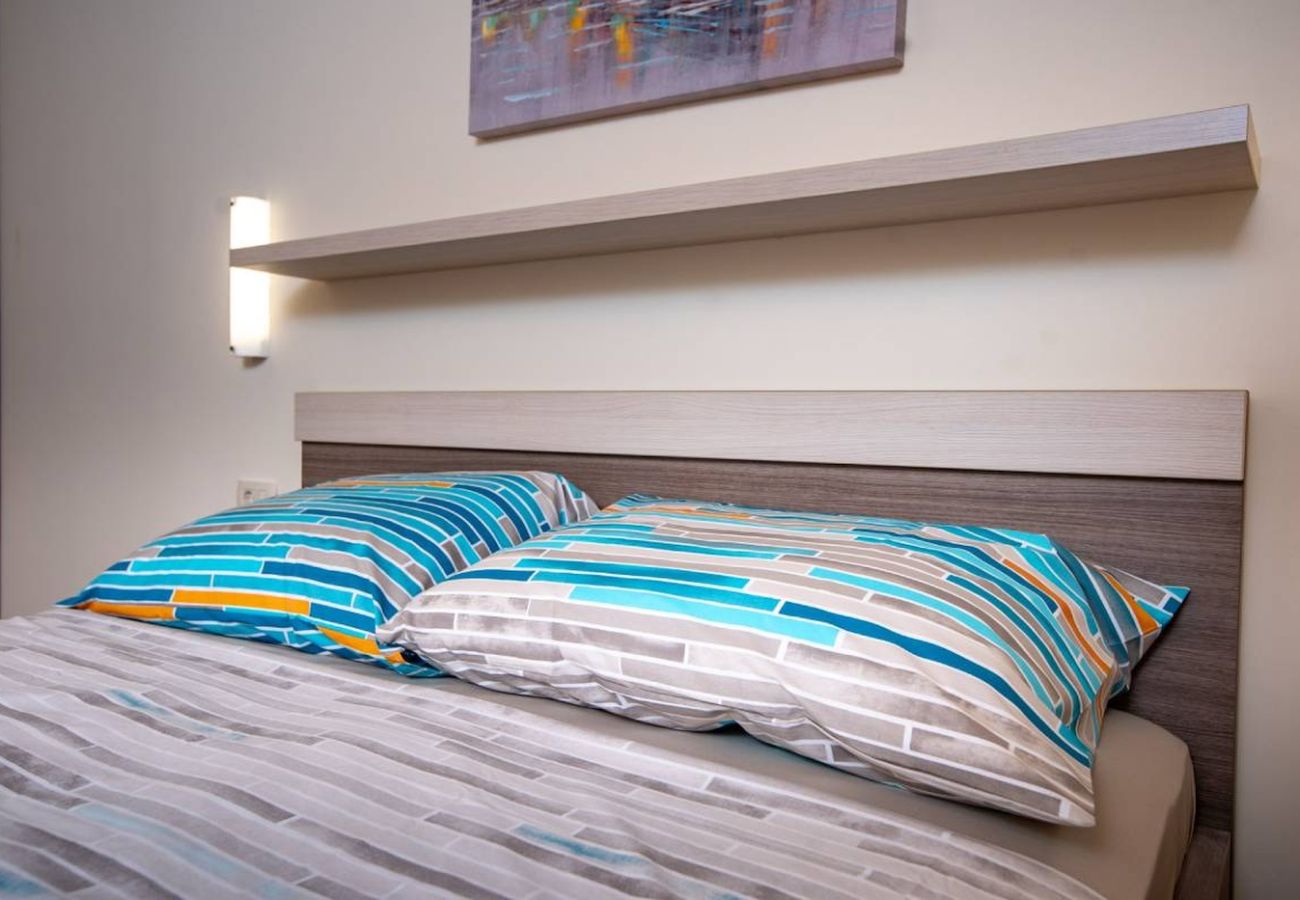 Dom w Mundanije - Dom wakacyjny w Mundanije z ogrodem, jacuzzi, tarasem, klimatyzacją i pralką (5238-1)