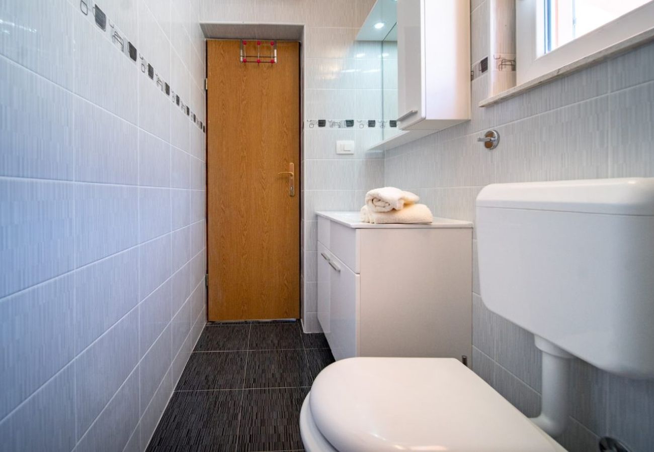 Dom w Mundanije - Dom wakacyjny w Mundanije z ogrodem, jacuzzi, tarasem, klimatyzacją i pralką (5238-1)