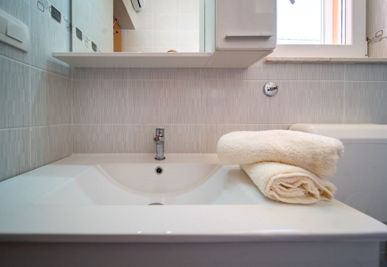 Dom w Mundanije - Dom wakacyjny w Mundanije z ogrodem, jacuzzi, tarasem, klimatyzacją i pralką (5238-1)