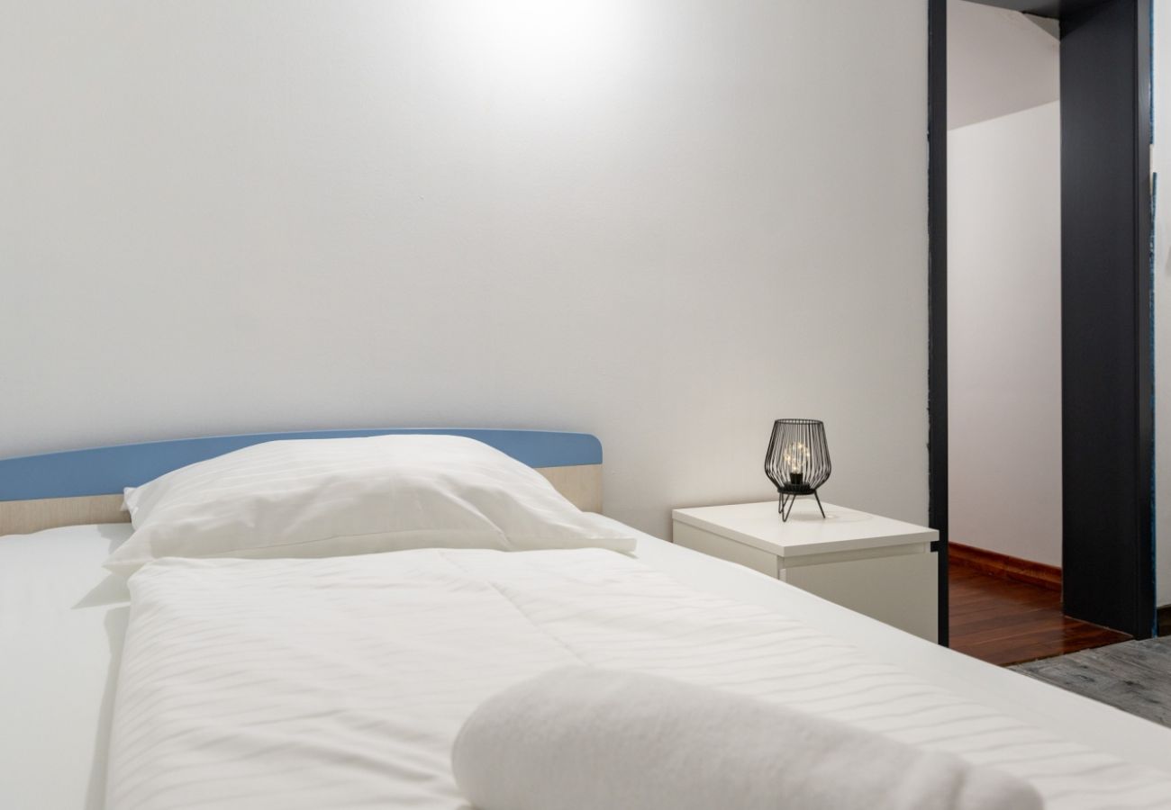 Apartament w Lopar - Apartament wakacyjny w Lopar z tarasem, klimatyzacją, Wi-Fi i widokiem na morze (4738-7)