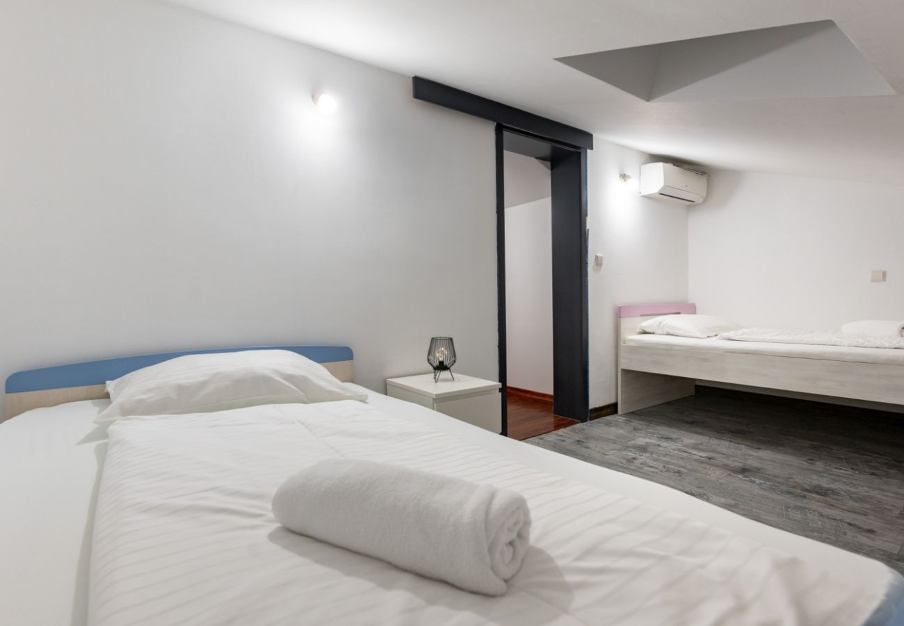 Apartament w Lopar - Apartament wakacyjny w Lopar z tarasem, klimatyzacją, Wi-Fi i widokiem na morze (4738-7)