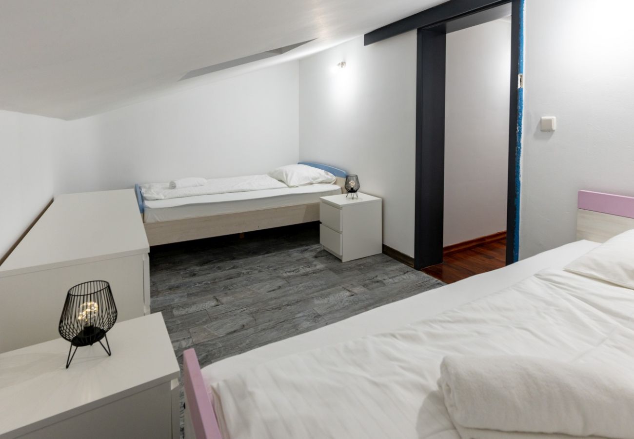 Apartament w Lopar - Apartament wakacyjny w Lopar z tarasem, klimatyzacją, Wi-Fi i widokiem na morze (4738-7)