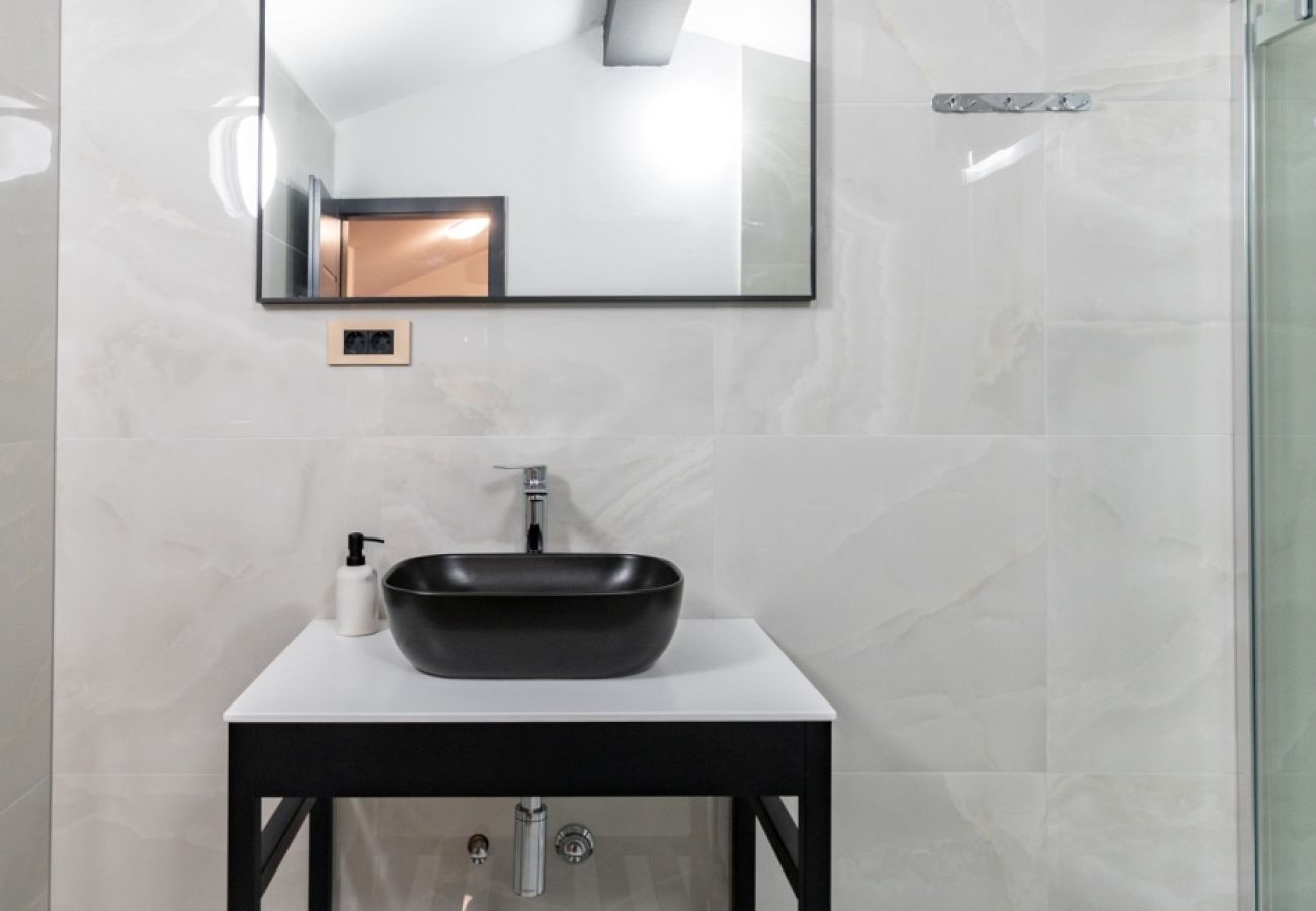 Apartament w Lopar - Apartament wakacyjny w Lopar z tarasem, klimatyzacją, Wi-Fi i widokiem na morze (4738-7)