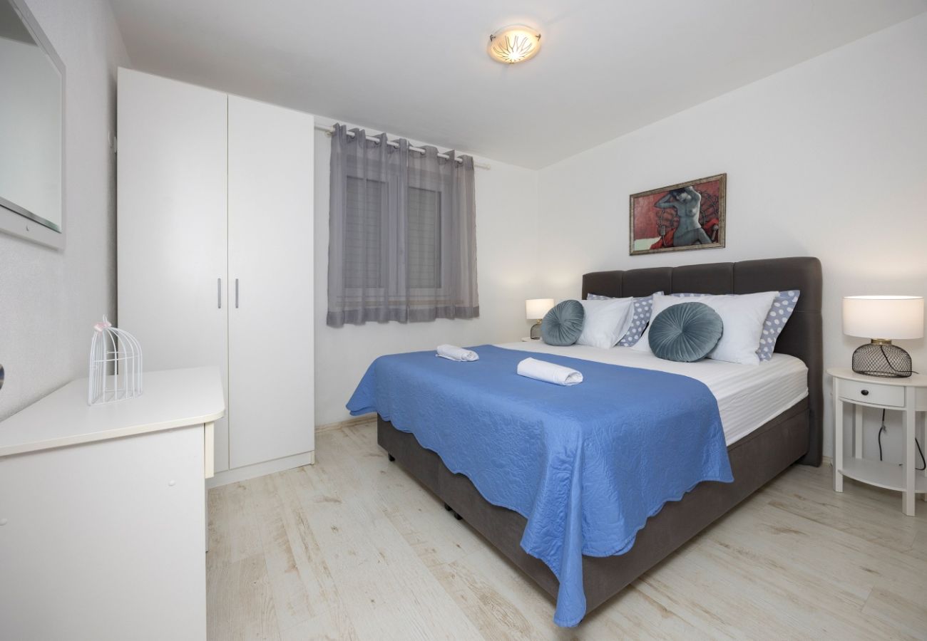 Apartament w Tucepi - Apartament wakacyjny w Tučepi z tarasem, klimatyzacją, Wi-Fi, zmywarką i pralką (202-6)