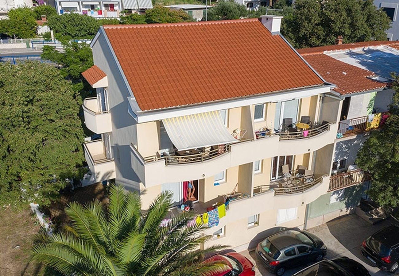 Apartament w Tucepi - Apartament wakacyjny w Tučepi z tarasem, klimatyzacją, Wi-Fi, zmywarką i pralką (202-6)