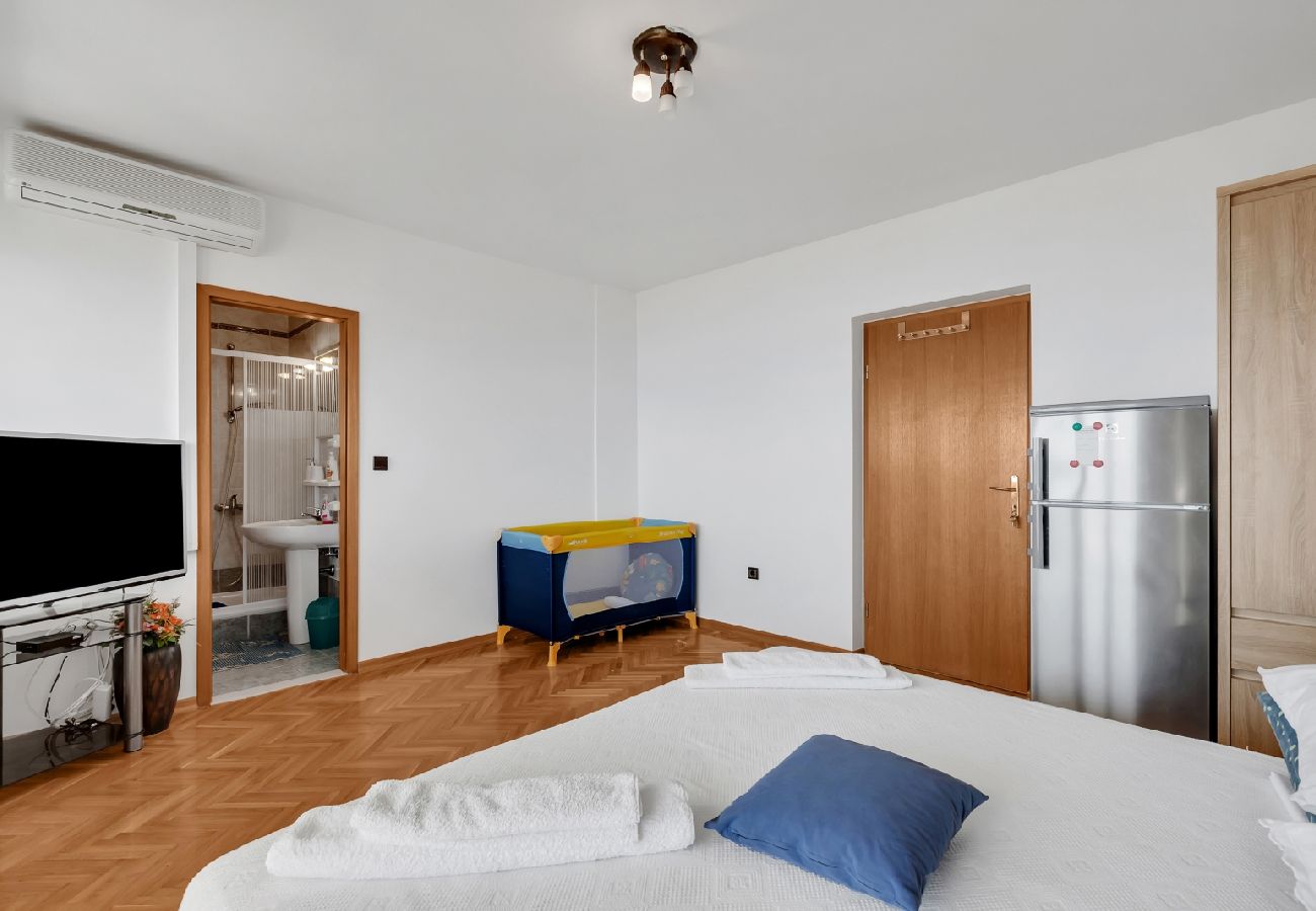 Rent by room на Duce - Zimmer in Duće mit Meerblick, Balkon, Klimaanlage, W-LAN (79-2)