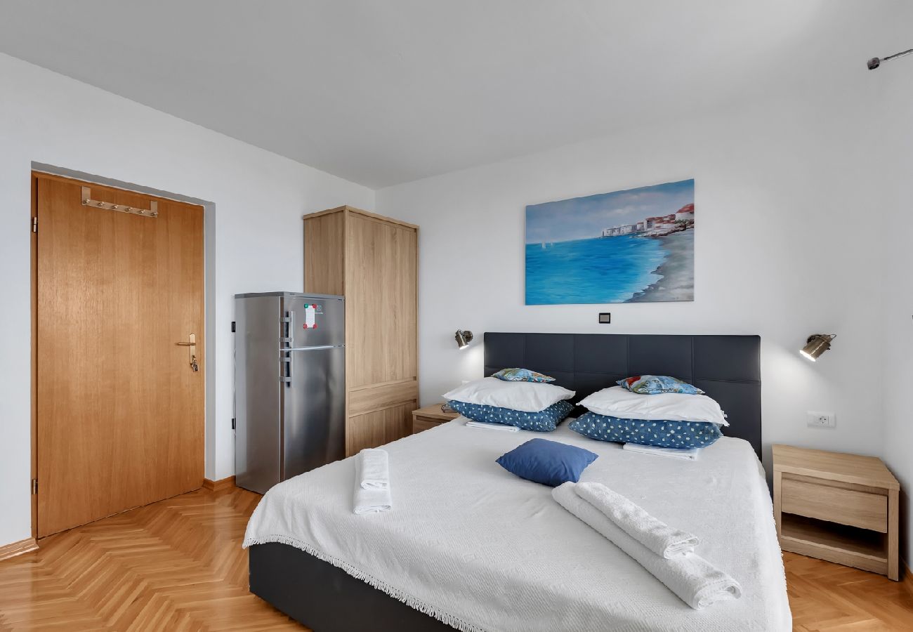 Rent by room на Duce - Zimmer in Duće mit Meerblick, Balkon, Klimaanlage, W-LAN (79-2)