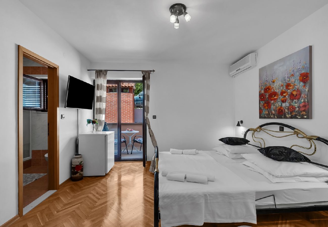 Rent by room на Duce - Zimmer in Duće mit Balkon, Klimaanlage, W-LAN (79-5)